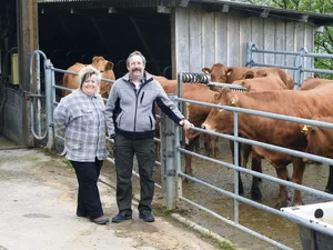 Regula und Lorenz Bitterli bewirtschaften in Wisen im Solothurner Jura einen Hof mit Mutterkuhhaltung und Obstbau.