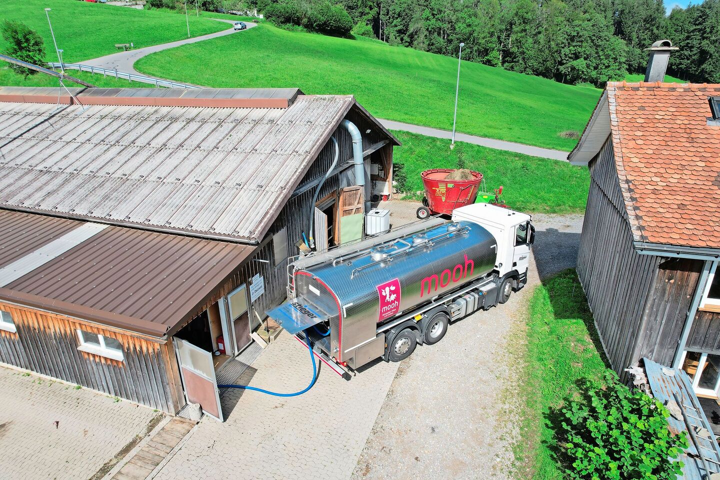 Täglich sind 80 Mooh-Lastwagen in 20 verschiedenen Kantonen unterwegs. Mit diesen Zahlen ist Mooh die grösste Milchvermarktungsorganisation der Schweiz.