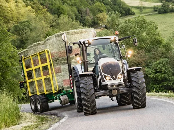 4e6fcc596197ce2dcc9807114a720ddf5e30a116 Ein Traktor der Valtra A-Serie beim Strassentransport. Bild: zVg