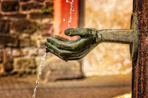 Wird einem Wirkstoff die Zulassung entzogen, gelten schärfere Grenzwerte für Gewässer und Trinkwasser. Häufig tragen Städte die Kosten für die Infrastruktur, die es dann zur Gewährleistung der vorgegebenen Trinkwasserqualität braucht.