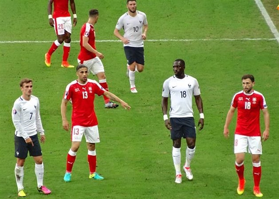 Fussball-WM: Ab dem 14. Juni bewegen grüner Rasen und rundes Leder wieder viele Menschen. Die Schweizer-Nationalmannschaft hat ihr erstes Spiel am 17. Juni. (Bild Wikimedia)