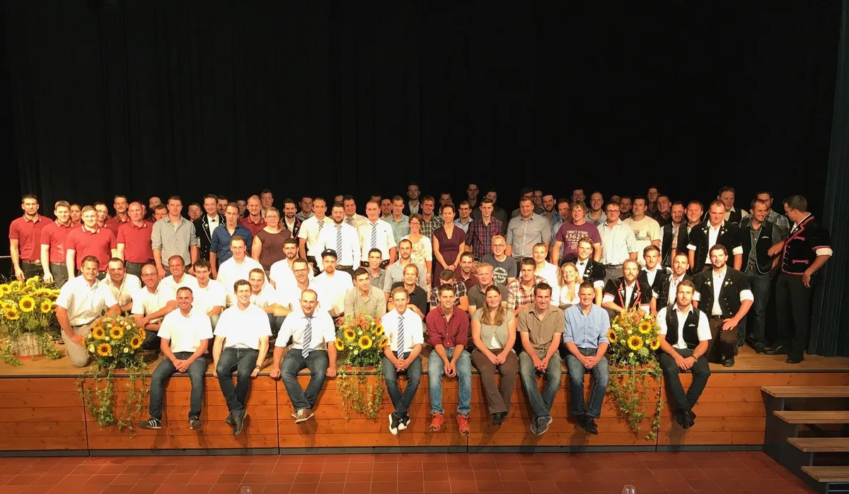 f8ca1aac5131bc9b87508ea4f7c040916e977460 Alle neuen Meisterinnen und Meister posieren für ein Foto. (Bild Adrian Krebs)