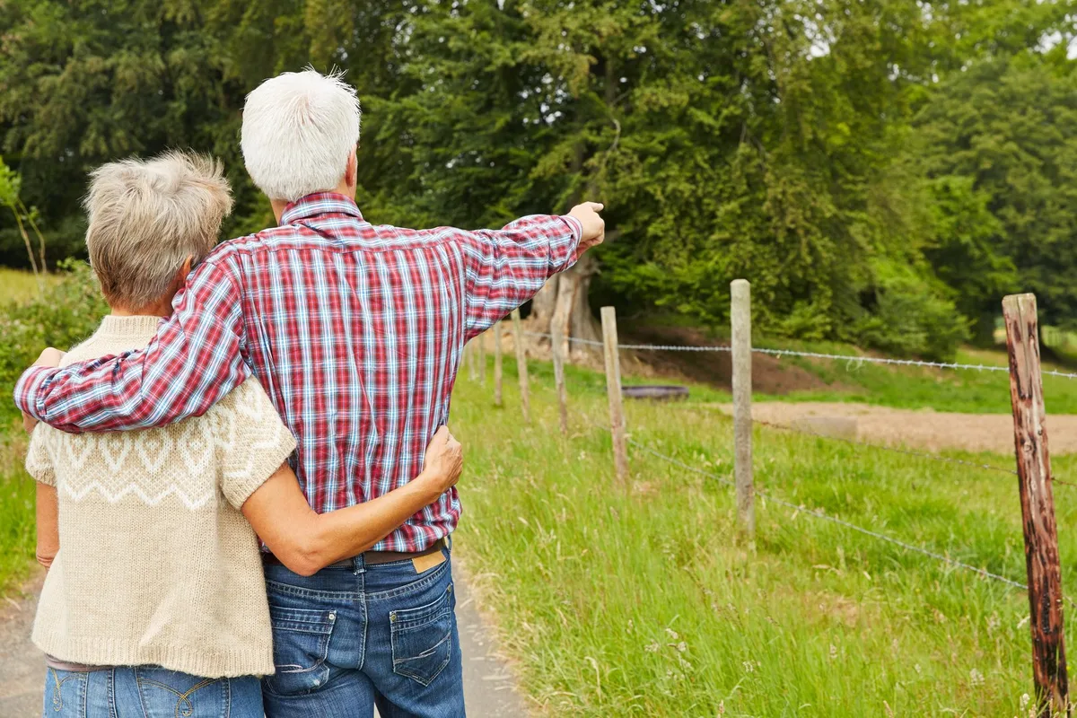 AdobeStock_90056263 Zwei ältere Landwirte vor Feld im Sommer