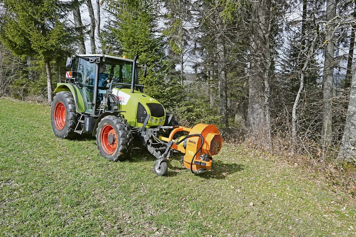 924da1638339a8757da7ba67110afbb29fd830e1 Reto Schmutz nutzt den Laubbläser, dank Frontzapfwelle im Frontanbau, weil er so einen besseren Überblick hat. Vom Traktor aus kann er mit zwei Steuerventilen die Düse des Bläsers schwenken sowie die Klappe regulieren.(Bilder Jasmine Baumann)