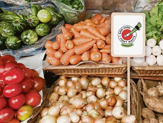 Reissender Absatz für die Gratisäpfel zweiter Klasse am Mittwochmorgen in Zürich. Mit solchen Aktionen und einem Logo für Hofläden (rechts) will der SBV die Konsumenten für den Kampf gegen Foodwaste sensibilisieren.
