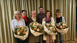 Daniel Weber und Fabienne Wyder (hinten) begrüssen Monika Birkhofer (v. l. n. r.), und verabschieden Marianne Gross, Karin Bula und Käthi Tschannen.