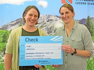 Die beiden Preisträgerinnen Luzia Kaufmann (links) und Regula Erni präsentieren stolz den Check über 4000 Franken, den sie mit ihrem Projekt gewonnen haben.
