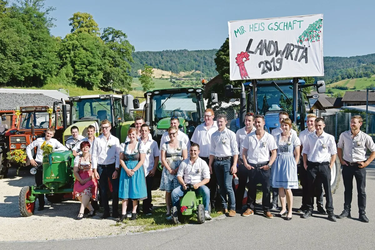 d46d95d59e891e0c0dcc8d411bc63406eb635485 Die Freude über den erfolgreichen Abschluss ist den frischgebackenen Landwirtinnen und Landwirten deutlich anzusehen. (Bild zVg)