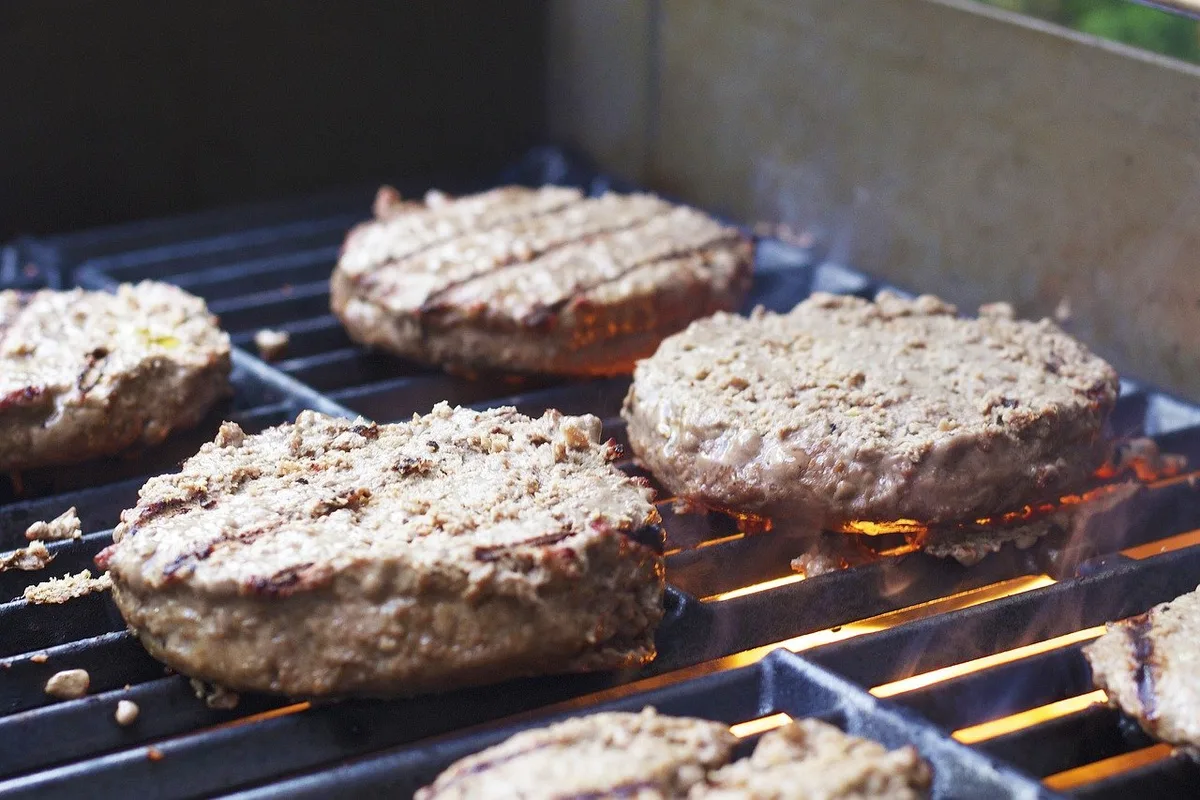 8104fb440c5d161008dc78393e24c8654b268d50 Künftig muss man nicht nur fragen, ob das Plätzli aus Fleisch oder pflanzlich ist, sondern auch, wie viel Fleisch drin ist. (Symbolbild TesaPhotography / Pixabay)