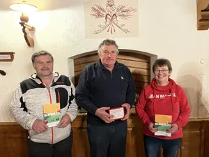 Werner Vogel (Mitte) wurde mit Gold ausgezeichnet, Peter Müller sowie Margrit Spöhl holten Silber.
