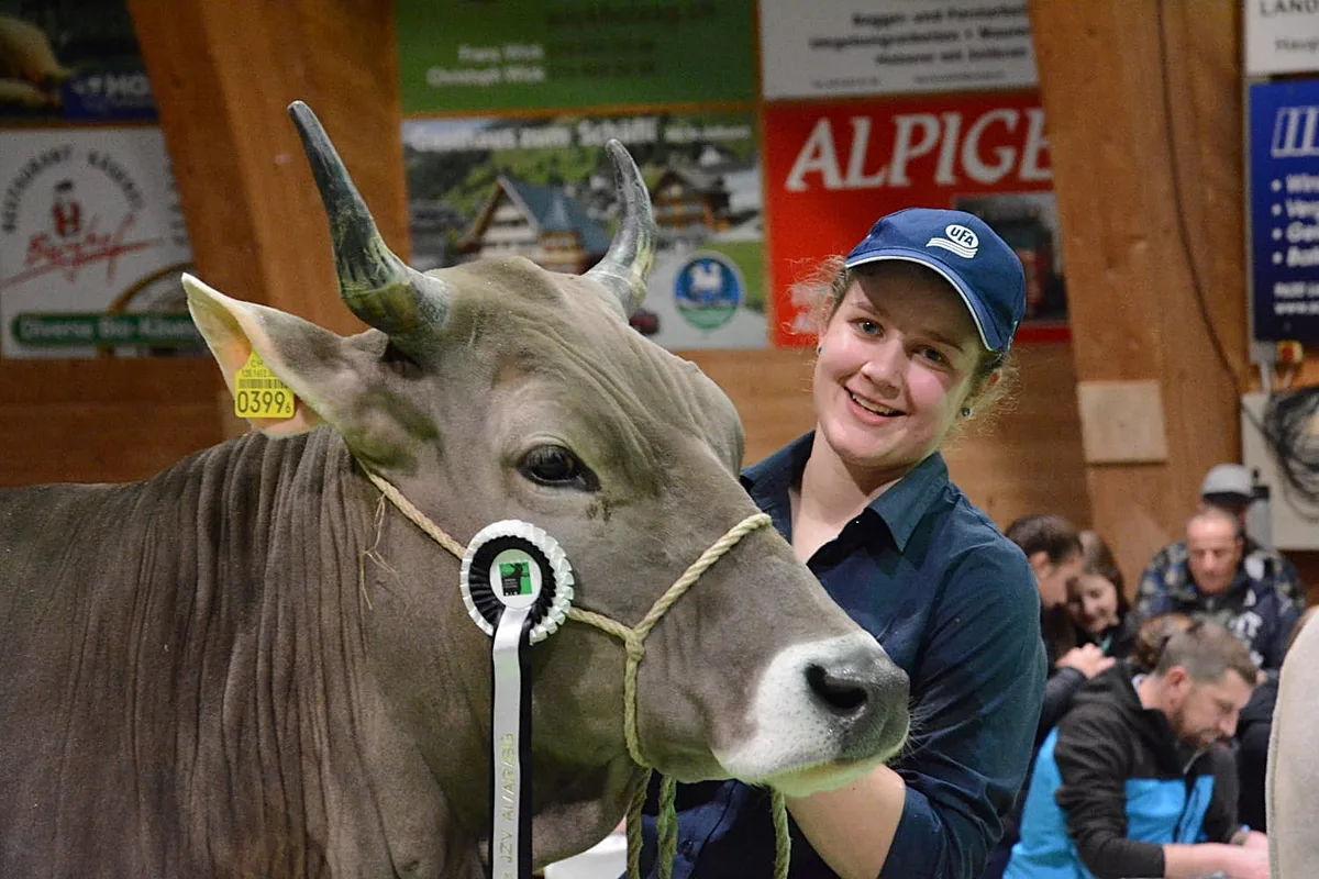 Eine Powerfrau zwischen Schule, Käse und Kühen: Ronja Jäger ist Tierbetreuerin an der Tier und Technik