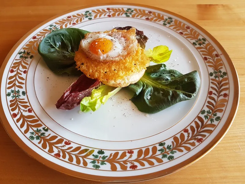 d8134280090eed828b585a5d4d29adf421d60919 Wachtelei auf Mandelblätterteig mit Parmesantaler ist eine wunderbare, österliche Vorspeise. (Bild mib)