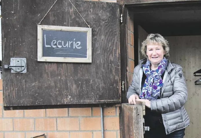 907700ac6344123891942531116c37e62eebf49c Marianne Aeschbacher im Eingang zum umgebauten Kuhstall «L’écurie Hofgut». Sie ist auch heute noch ganz überwältigt vom positiven Echo auf ihre Ausstellung. (Bild Esther Thalmann)