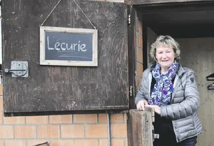 Marianne Aeschbacher im Eingang zum umgebauten Kuhstall «L’écurie Hofgut». Sie ist auch heute noch ganz überwältigt vom positiven Echo auf ihre Ausstellung. (Bild Esther Thalmann)