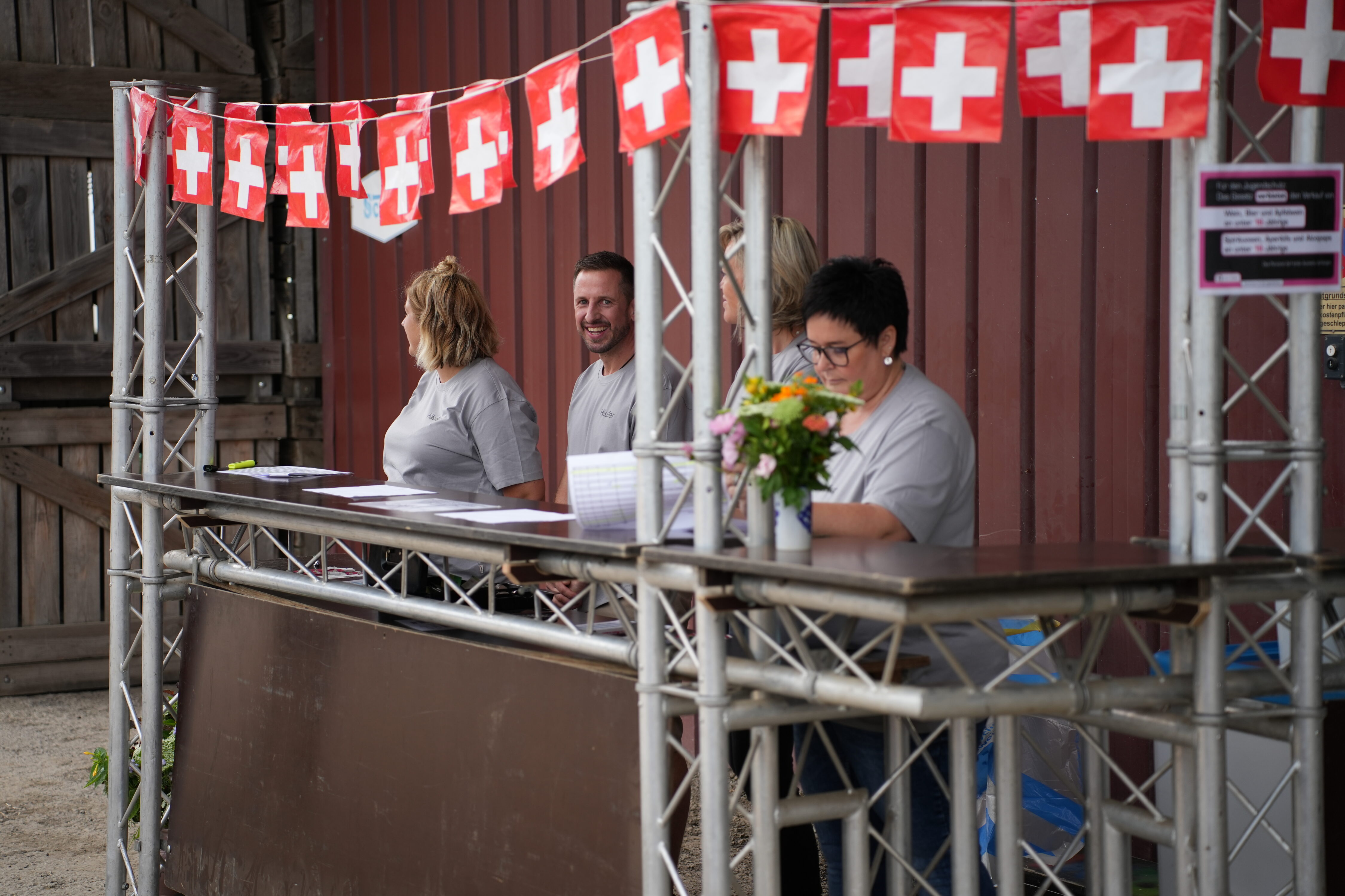 Werden Mitarbeitende gut instruiert, kann auch dem Ansturm beim 1.August-Brunch gelassen und mit einem Lachen entgegengeblickt werden. 