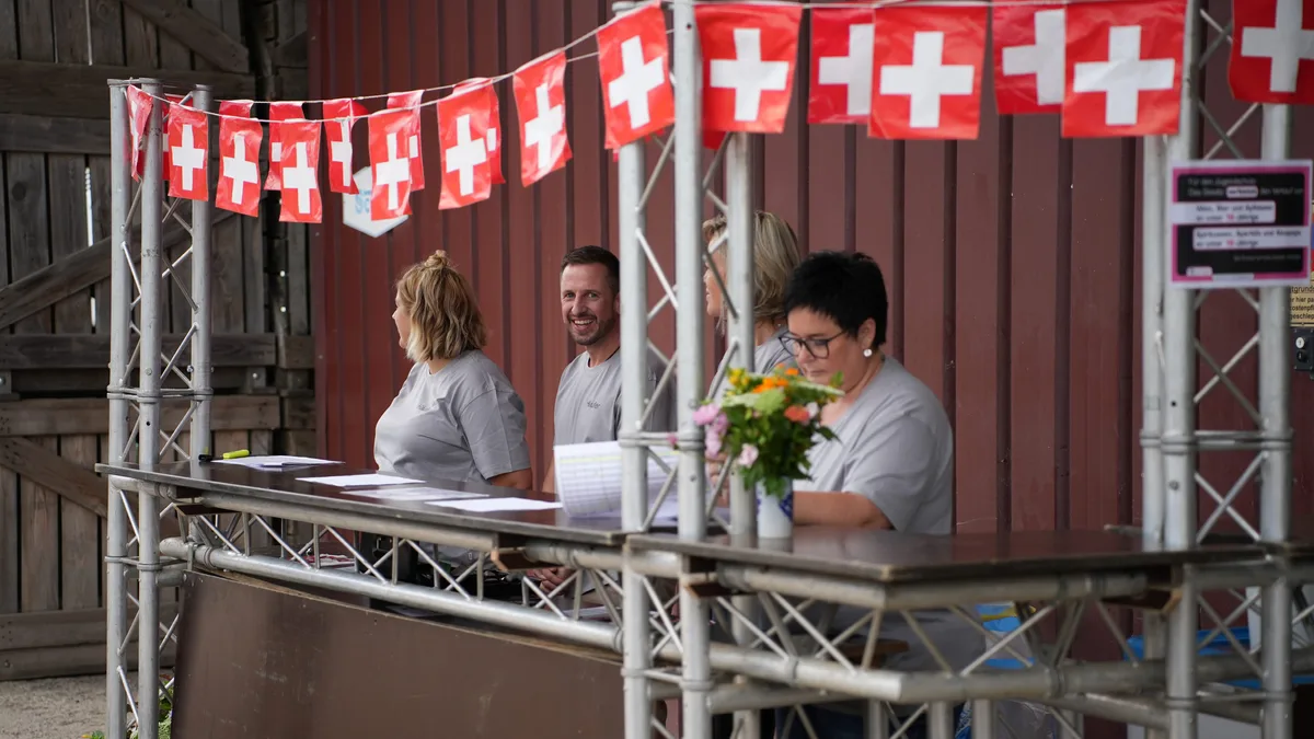 A7404938 Werden Mitarbeitende gut instruiert, kann auch dem Ansturm beim 1.August-Brunch gelassen und mit einem Lachen entgegengeblickt werden.