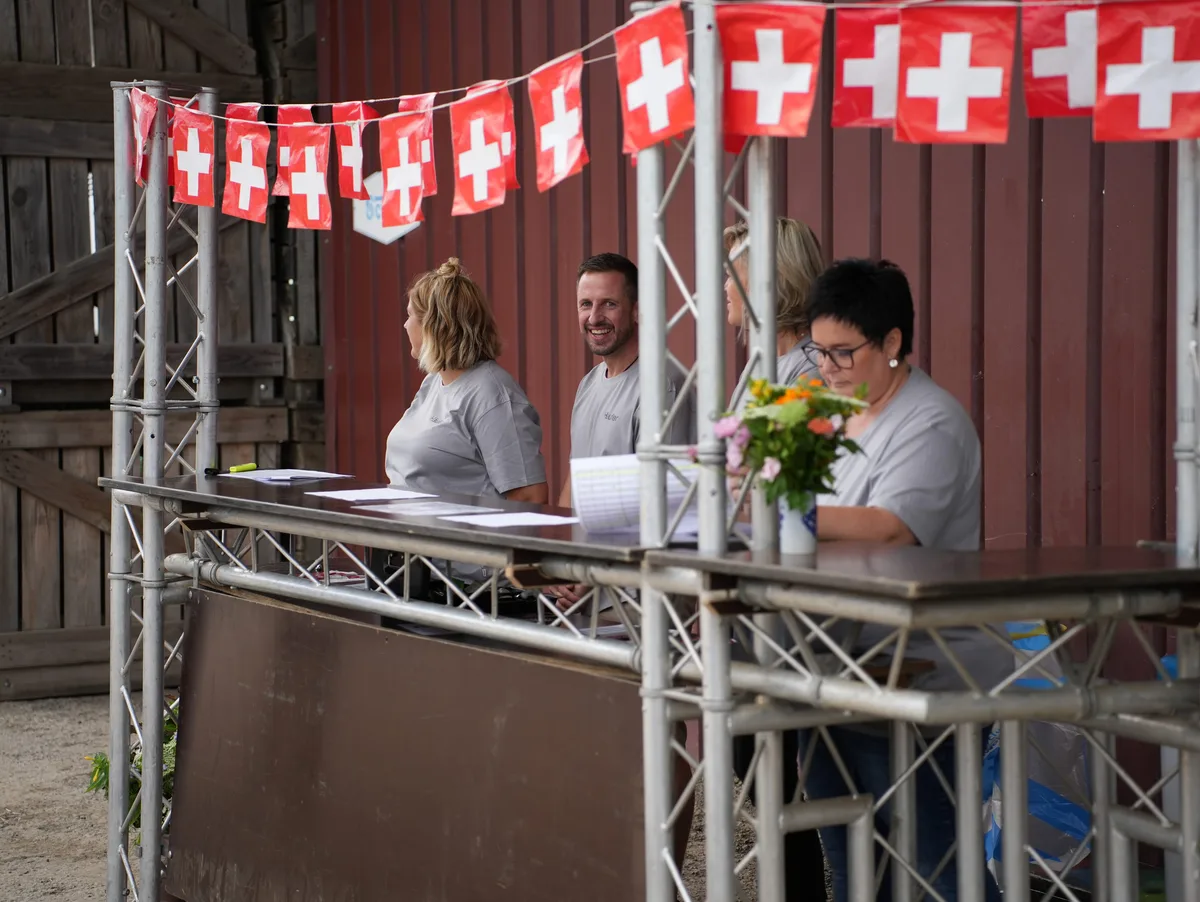 Werden Mitarbeitende gut instruiert, kann auch dem Ansturm beim 1.August-Brunch gelassen und mit einem Lachen entgegengeblickt werden. 
