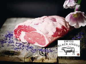 Tierwohl, Biodiversität und Pioniergeist, lautet das Erfolgsrezept von Swiss Black Angus. Das Label, das sich auf die Fahne schreibt, das nachhaltigste Fleisch der Schweiz zu produzieren.(Bild Daniel Niklaus)