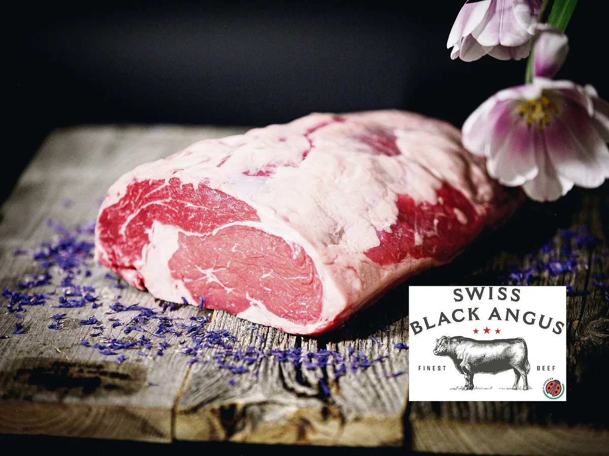 c6f779284bb00141f5a97aaed4e9edf5e63d7006 Tierwohl, Biodiversität und Pioniergeist, lautet das Erfolgsrezept von Swiss Black Angus. Das Label, das sich auf die Fahne schreibt, das nachhaltigste Fleisch der Schweiz zu produzieren.(Bild Daniel Niklaus)