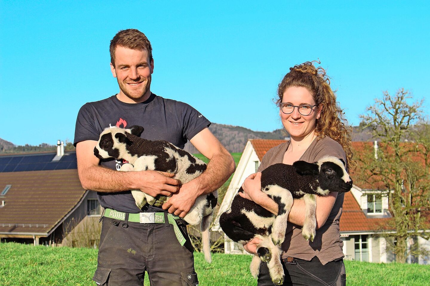 Matthias und Rahel Göggel mit Schaf Lotti und ihren beiden Lämmern. Seit dem Start im Jahr 2021 mit 10 Tieren, ist die Schafherde durch Nachwuchs auf über 35 Stück angewachsen.
