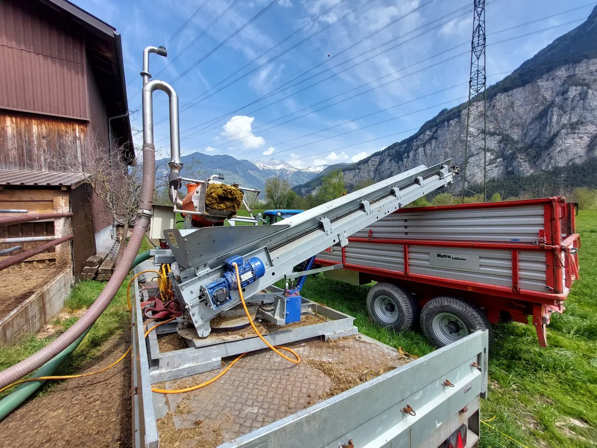 2e5c7f2d8bbeac618dfff5320133e24c0746f807 Der mobile Gülleseparator kann auf einem Anhänger von Hof zu Hof transportiert werden. (Bild Jost Gisler)