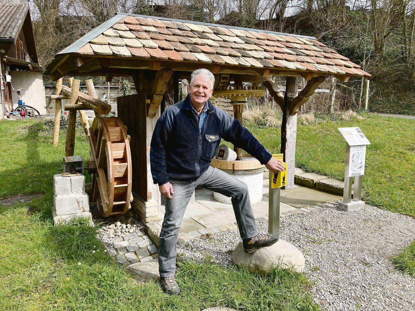 Jürg Wartmann zeigt, wie Besucher mit einem Knopfdruck seine während zwei Jahren von ihm entworfene und gebaute Hanfreibe in Betrieb setzen können.