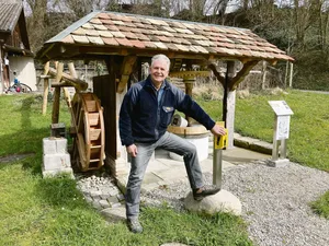 Jürg Wartmann zeigt, wie Besucher mit einem Knopfdruck seine während zwei Jahren von ihm entworfene und gebaute Hanfreibe in Betrieb setzen können.