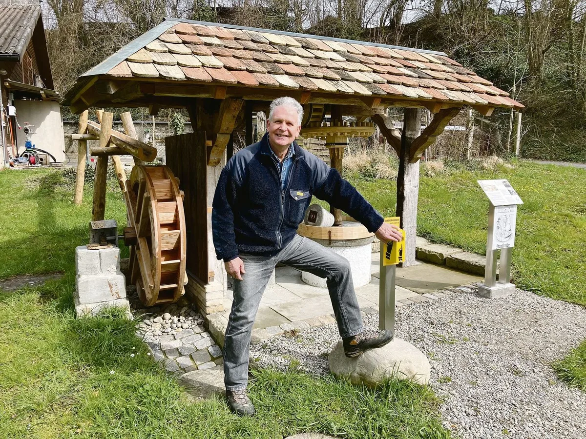 Jürg Wartmann zeigt, wie Besucher mit einem Knopfdruck seine während zwei Jahren von ihm entworfene und gebaute Hanfreibe in Betrieb setzen können.