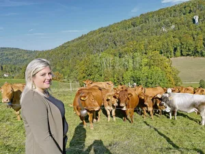 Betriebsleiterin Edwige Steulet mit einem Teil ihrer Mutterkuhherde. Sie setzt vor allem auf die Rasse Limousin. Zudem ist die junge Bäuerin Präsidentin der jurassischen Bäuerinnenorganisation und im Gesundheitswesen tätig.