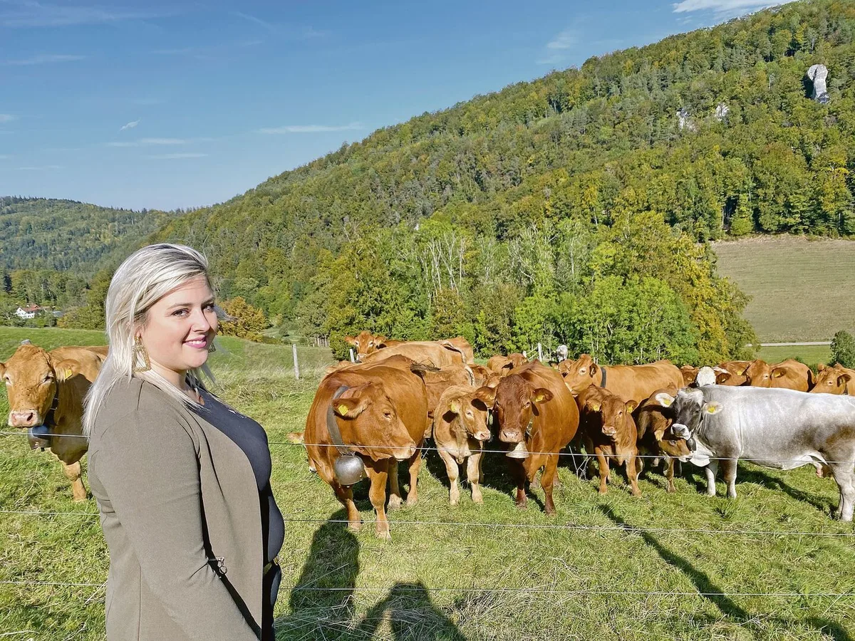 Betriebsleiterin Edwige Steulet mit einem Teil ihrer Mutterkuhherde. Sie setzt vor allem auf die Rasse Limousin. Zudem ist die junge Bäuerin Präsidentin der jurassischen Bäuerinnenorganisation und im Gesundheitswesen tätig.