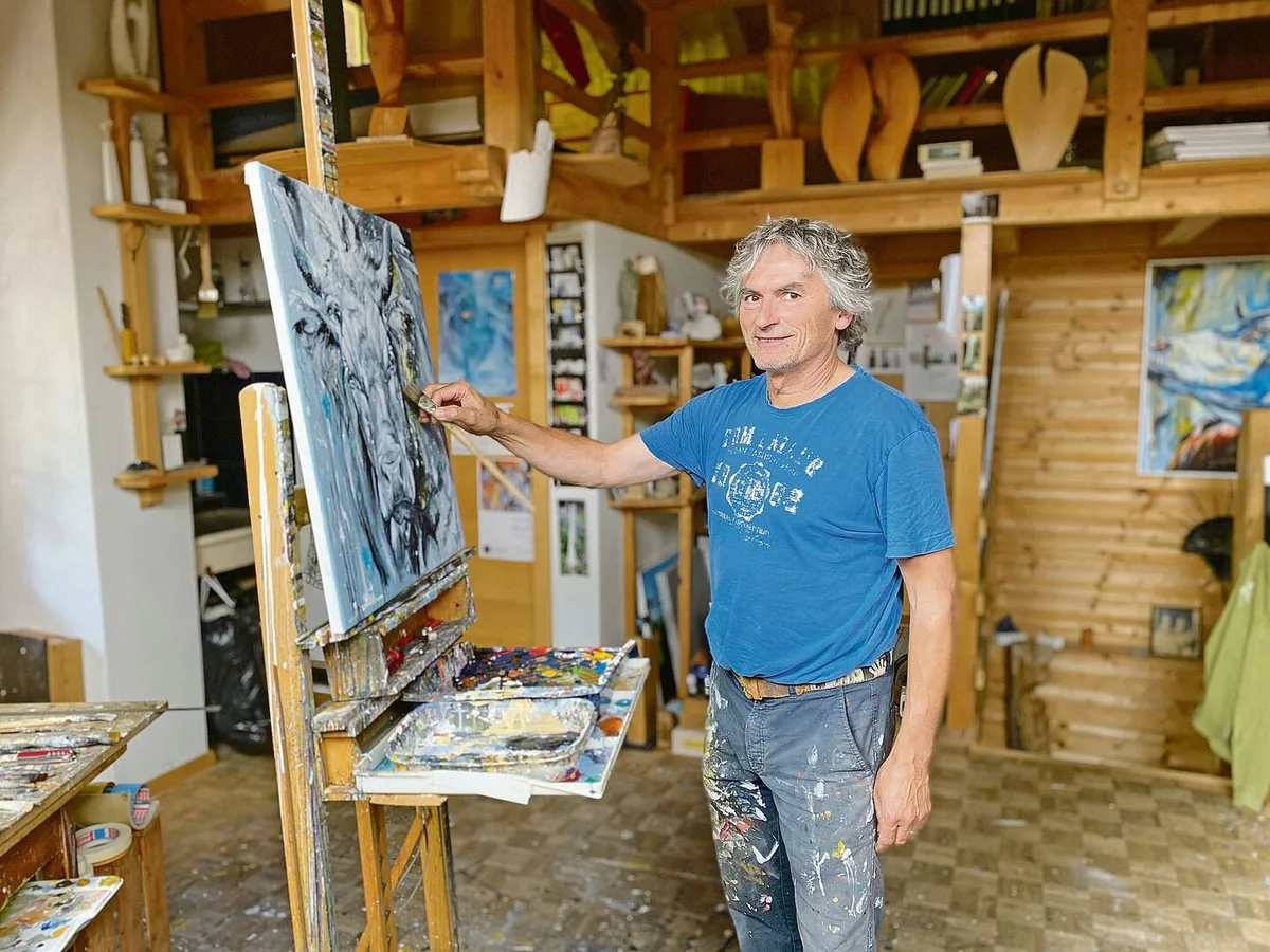 194acd2830707c3ddd7d73edfd3170bd282c9b630f5229080b7f7e2ea8bf3c9e Björn Zryd in seinem Atelier, das im Wohnhaus direkt neben dem Schlafzimmer liegt. «In der Stadt zu leben und zum Arbeitsplatz zu pendeln, wäre nichts für mich», sagt der Künstler.