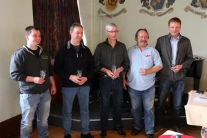 Das geehrte Europameisterschaftsteam von Nordirland, von links: Coach Lars Rubin, die Pflüger Christian Rubin und Walter Angst, Coach Thomas Kern sowie EPF-Verantwortlicher und Richter Michael Stamm.