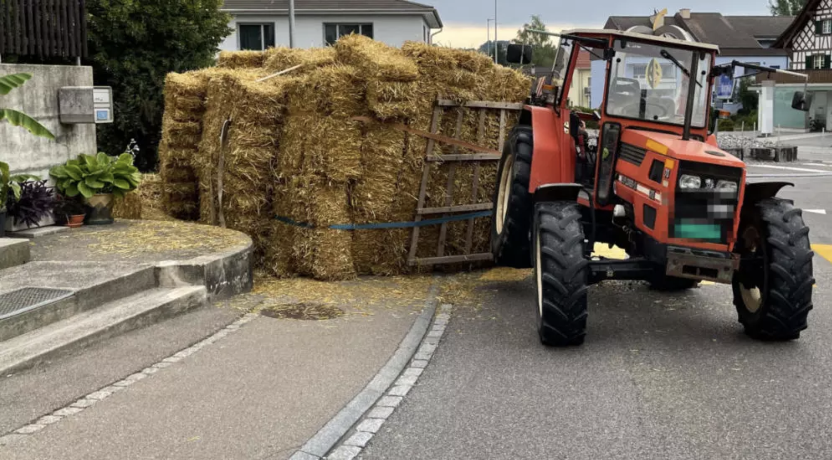 In Affeltrangen kippte ein Traktoranhänger mit Stroh