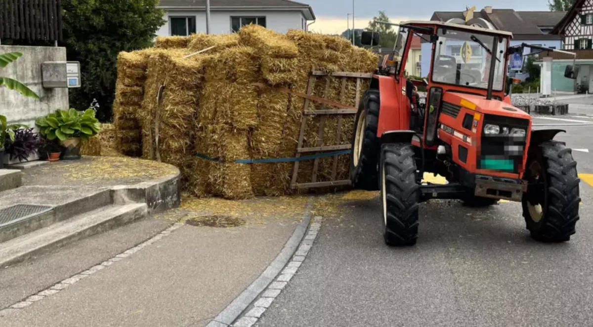 In Affeltrangen kippte ein Traktoranhänger mit Stroh
