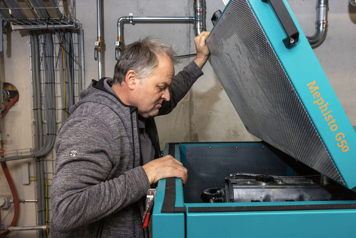 1ee1a76aa9f4a1091b2a37dad75fb97b385d54a53fd16fe14926fb2edc8f7da3 Er läuft. Der Gasmotor der Biogasanlage von Gregor Blattmann ist ein umgebauter Traktorenmotor und treibt einen Generator an.