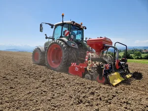 Nebst Dosiergeräten baut Krummenacher Scharbalken mit Doppelscheiben- oder Messerscharen. Diese können auf bestehende oder neue Kreiseleggen oder andere Bodenbearbeitungsgeräte aufgebaut werden.