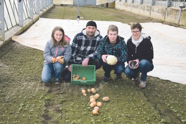 c89030b51072fb9198d553177d81f8d859dabf14 Sie sind eingefleischte Gemüsebauern: Roger und Monika Weber mit den Kindern Florian und Claudia aus Treiten BE. (Bild Peter Fankhauser)