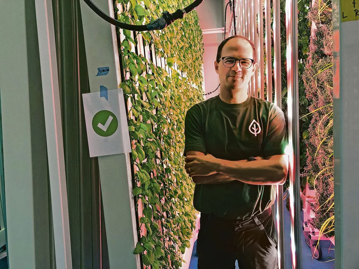 097a9ab15be328b0e412f46da91a6e55f4037e5af99edd8269b6a23f826f18ec Christian Gerig betreibt seit Mai 2021 eine Vertical Farm, in der er vor allem Basilikum produziert. Potenzial sieht er im Medizinal- und im Phytopharmabereich.