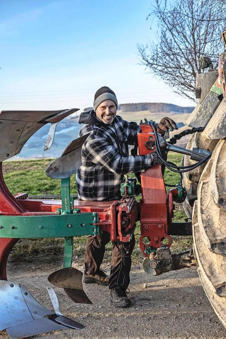 Beat Sprenger aus Wintersingen BL stellt den Traktor und das Anbaugerät vor dem Ankuppeln an der Dreipunkthydraulik exakt ein.