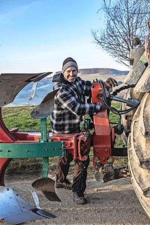 Beat Sprenger aus Wintersingen BL stellt den Traktor und das Anbaugerät vor dem Ankuppeln an der Dreipunkthydraulik exakt ein.