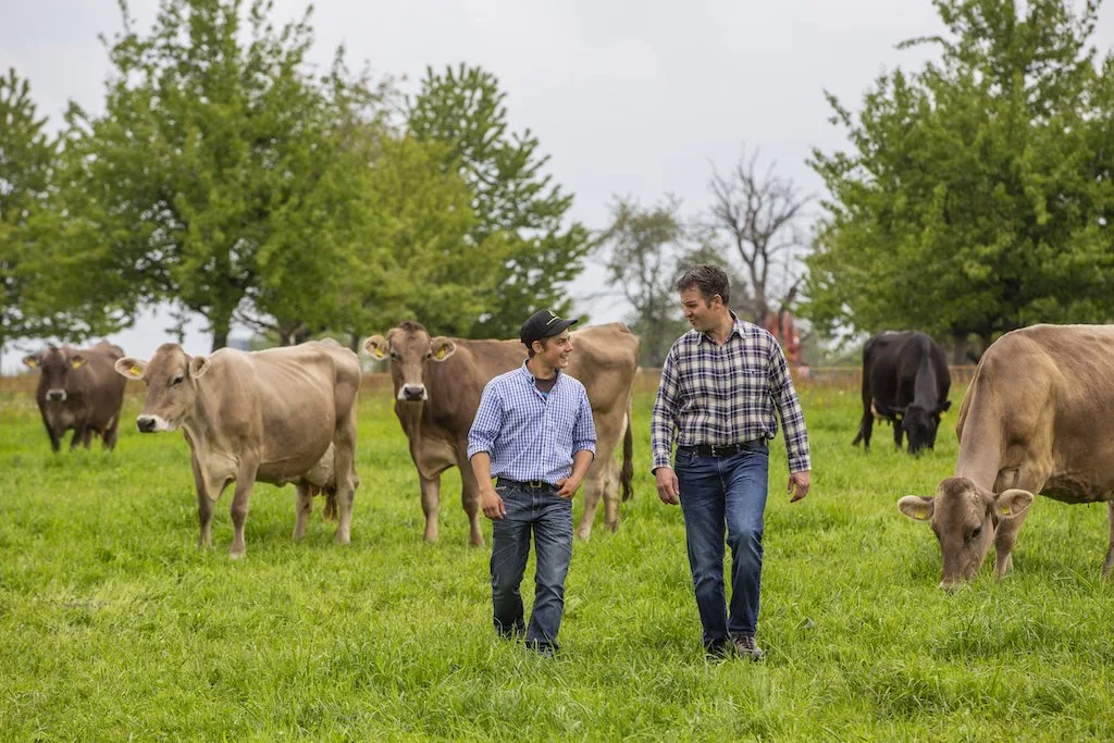 76f3764fe7d94f38045722f5163b8eefd33eb176 Young Farmer Sepp Infanger hat seinen Lehrmeister Roger Frei ein Jahr nach Lehrabschluss getroffen auf dem Betrieb in Menzingen ZG. Bild: Pia Neuenschwander