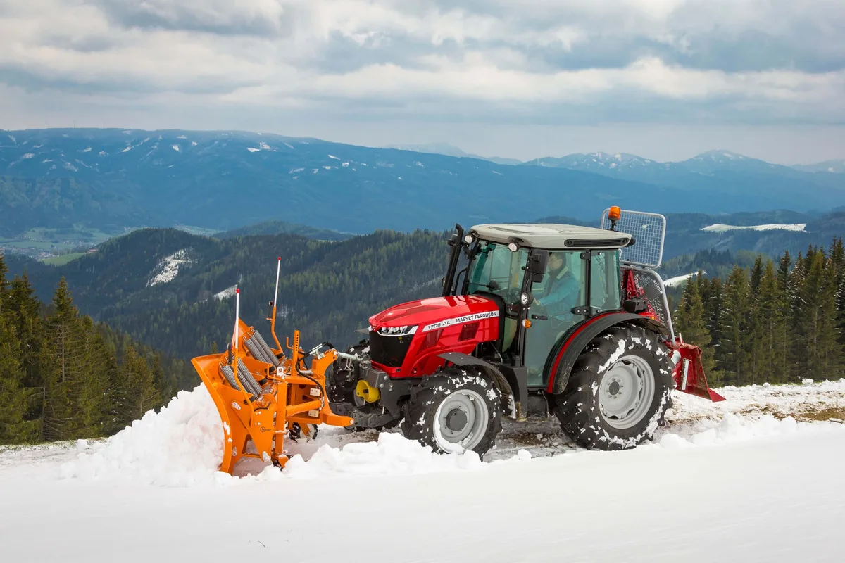 70a0c28bdaf6f7eba2608b9be701d6262ba6ce34 Die MF 3700 AL «Alpine»-Traktoren von Massey Ferguson vereinigen Effizienz und Komfort mit «Kletterfähigkeit». Bild: zVg