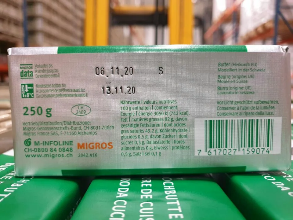 1f77215c7d2ca223edc09e1161e537952821b642 So sieht die neue, korrekte Verpackung für die importierte Butter aus. Da die grossen Butterblöcke von Cremo in Form gebracht worden sind, heisst es nun «modelliert in der Schweiz». (Bild Migros)