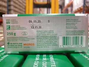 So sieht die neue, korrekte Verpackung für die importierte Butter aus. Da die grossen Butterblöcke von Cremo in Form gebracht worden sind, heisst es nun «modelliert in der Schweiz». (Bild Migros)