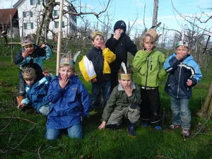 Kinder lieben es, mit Freunden draussen Spass zu haben. Je nach Saison als Indianer ... (Bild zVg)