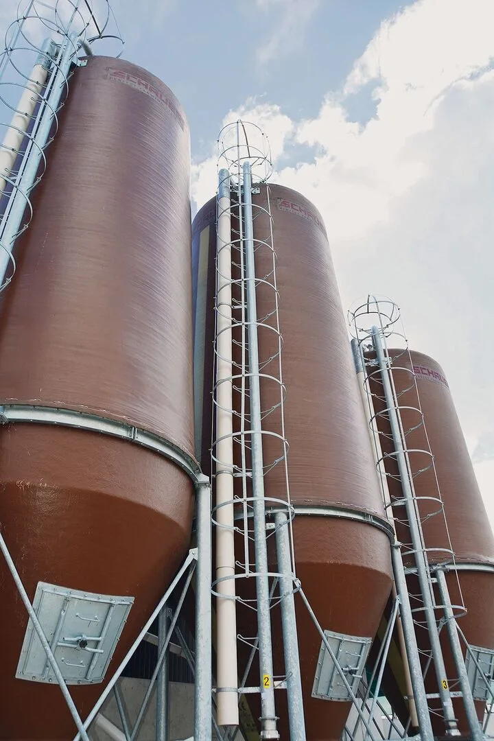 cc0ec6ab15a9edceda47c3c2e65c1dc02a22f73e8264c2a2c59b412265668eaf Mehrere Silos für mehrere Futter: Durchmastfutter sei in der Schweinemast nicht mehr zeitgemäss, sagt Peter Spring.