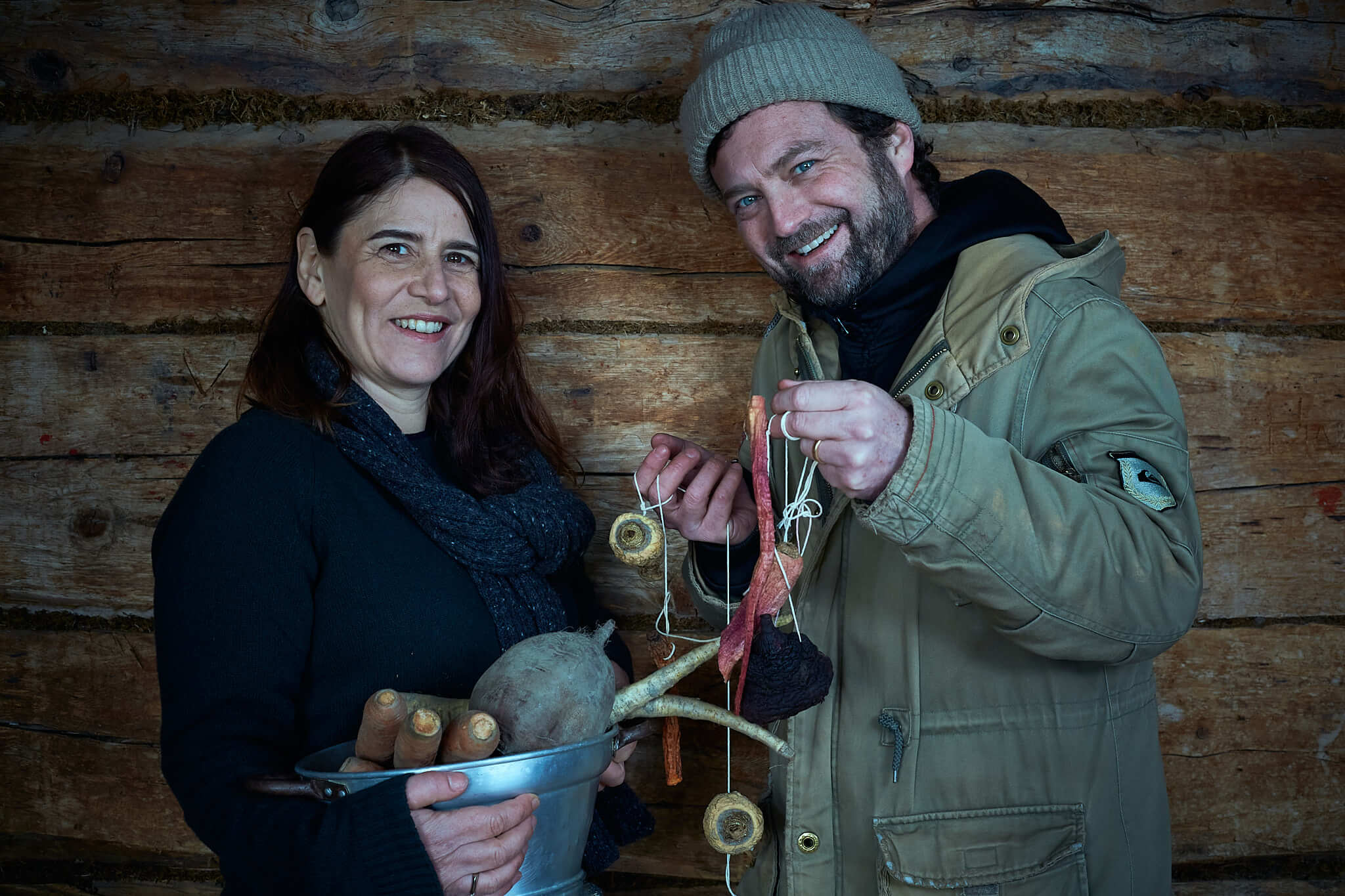 Spitzenkoch Jann M. Hoffmann und Food-Autorin Esther Kern experimentieren mit Gemüse aus Graubünden. (Bilder GraubündenViva)