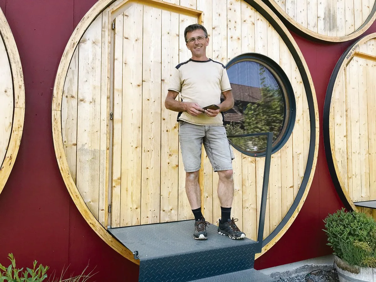 f0701b7e5ad3c9c59415d3a96d8be66a7d6905ab Im Hintergrund das Weinfasshotel: Andreas Rüedi ist zuversichtlich, dass aus dieser Saison noch etwas wird.(Bild Alexandra Stückelberger