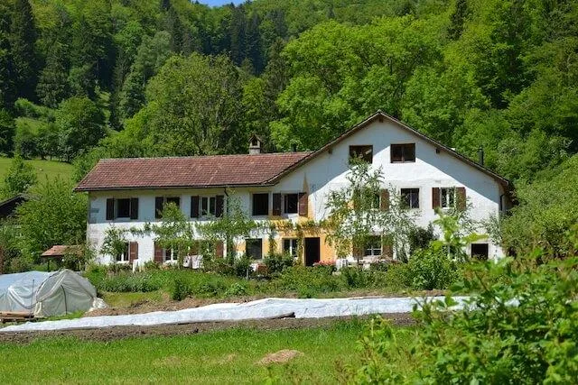74f0c7122348a587f55f7871c5264292954feed3 Die gelbe Sonne ziert nicht nur die Fassade des Hofs, sondern findet sich auch im Inneren des Gebäudes wieder. (Bild jsc)