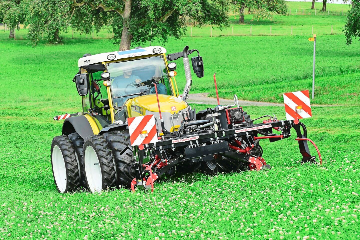 Doppelmessermähwerke sind leichter, haben einen tieferen Kraftbedarf und schonen zudem noch Amphibien und Insekten.
